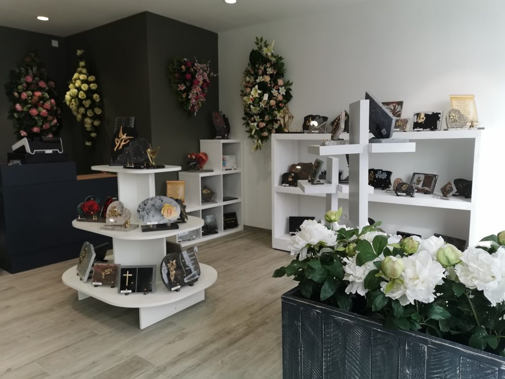 Articles et fleurs de deuil à Auby