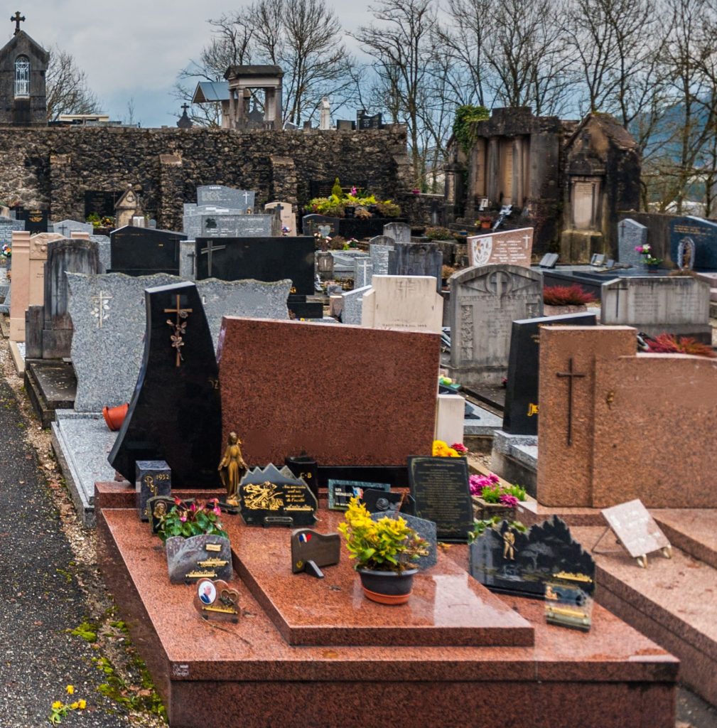 Choisir un monument funéraire à Auby